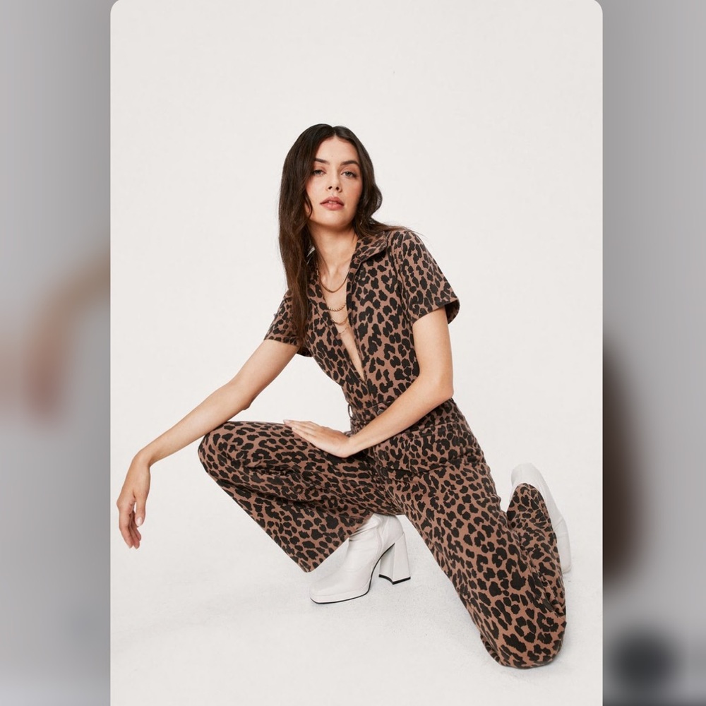 NASTY GAL - Denim Leopard V Neck Jumpsuit